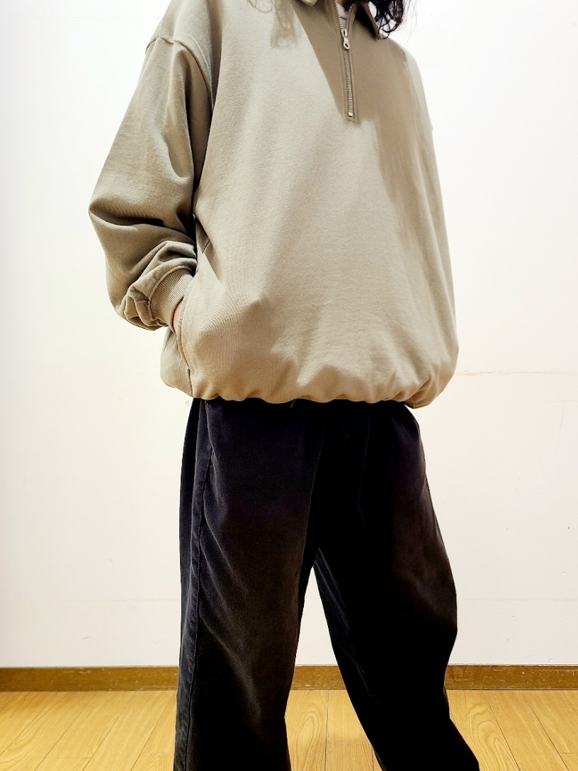 グリーン系のスウェット、ブラック系のその他パンツを着用したメンズの秋コーディネートの3枚目の写真