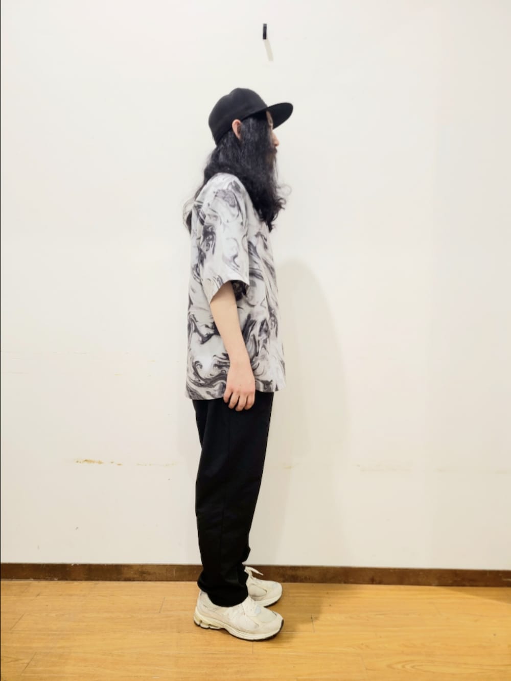 ブラック系のTシャツ/カットソー、ホワイト系のシャツ/ブラウス、ブラック系のその他パンツを着用したメンズの夏コーディネートの2枚目の写真