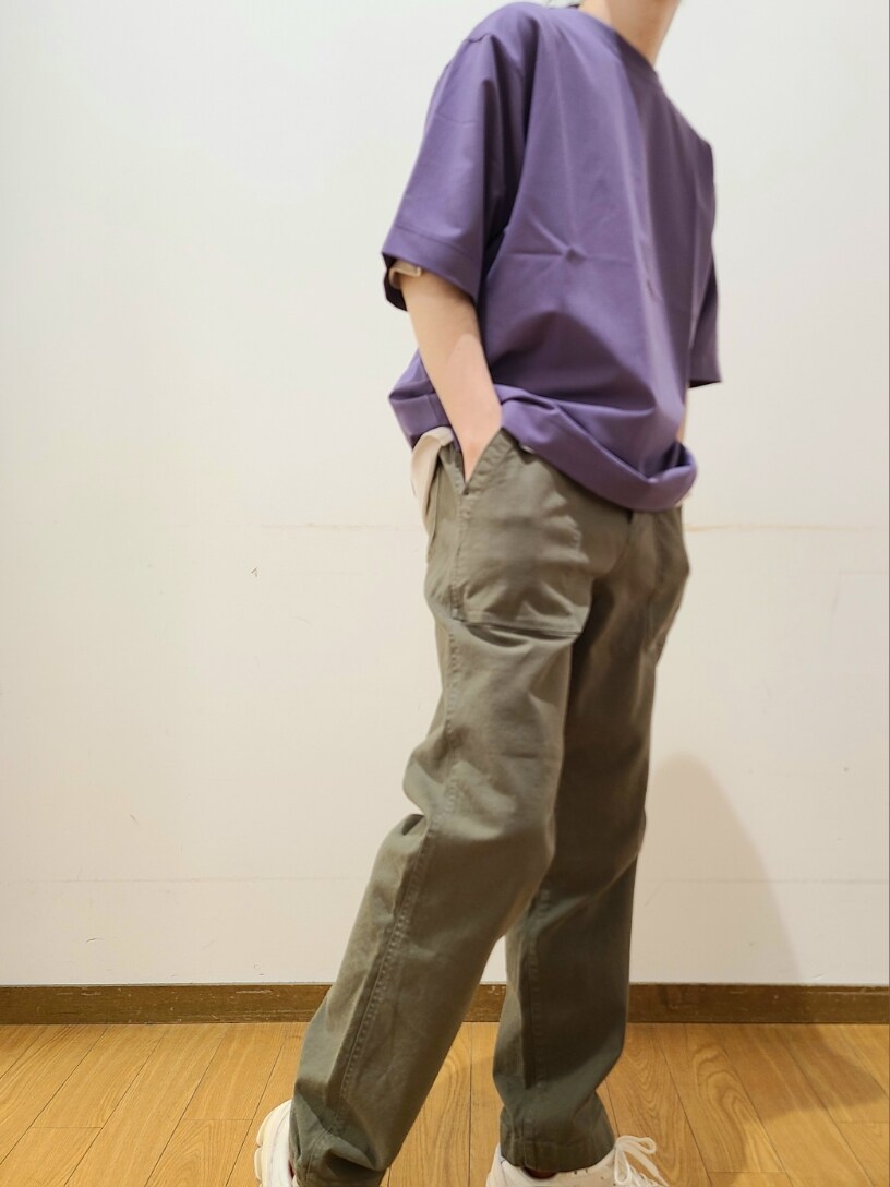 パープル系のTシャツ/カットソー、グリーン系のその他パンツ、ブラック系のキャップを着用したメンズの春コーディネートの4枚目の写真