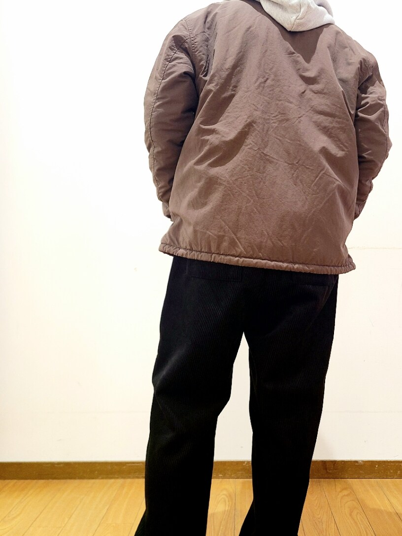 ブラウン系のブルゾン、ブラック系のその他パンツを着用したメンズの冬コーディネートの8枚目の写真