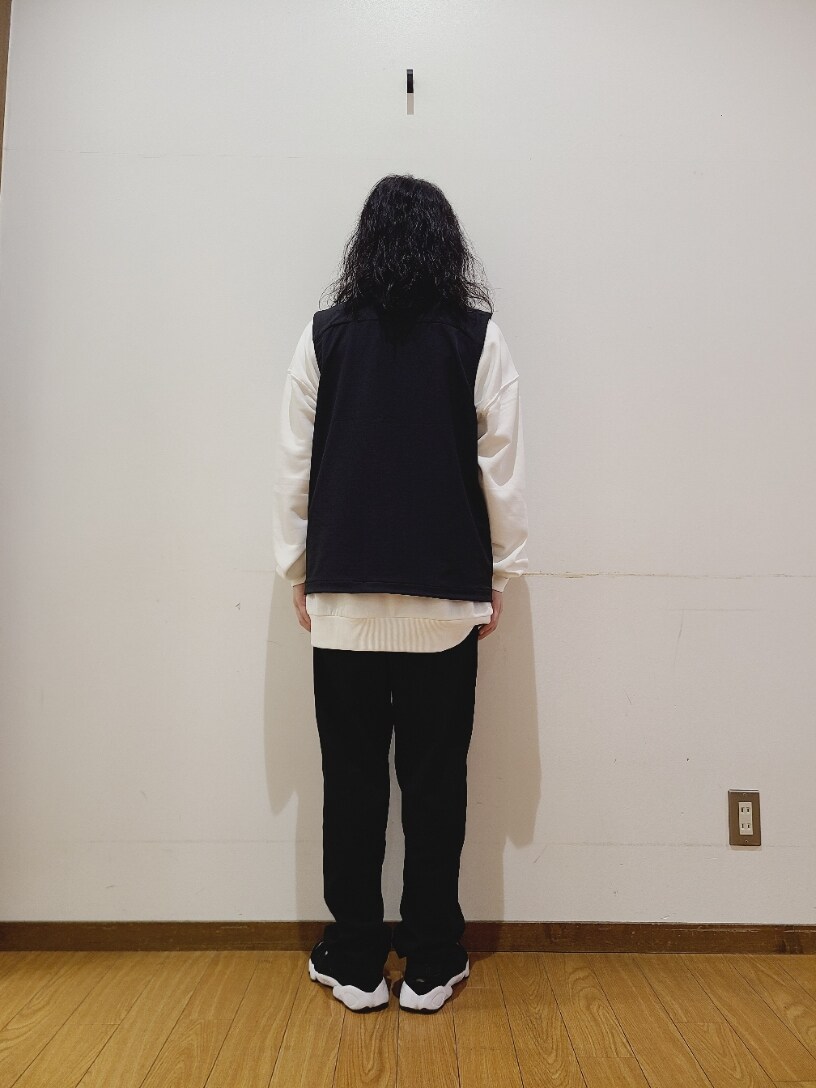 ホワイト系のスウェット、ブラック系のその他パンツを着用したメンズの秋コーディネートの4枚目の写真