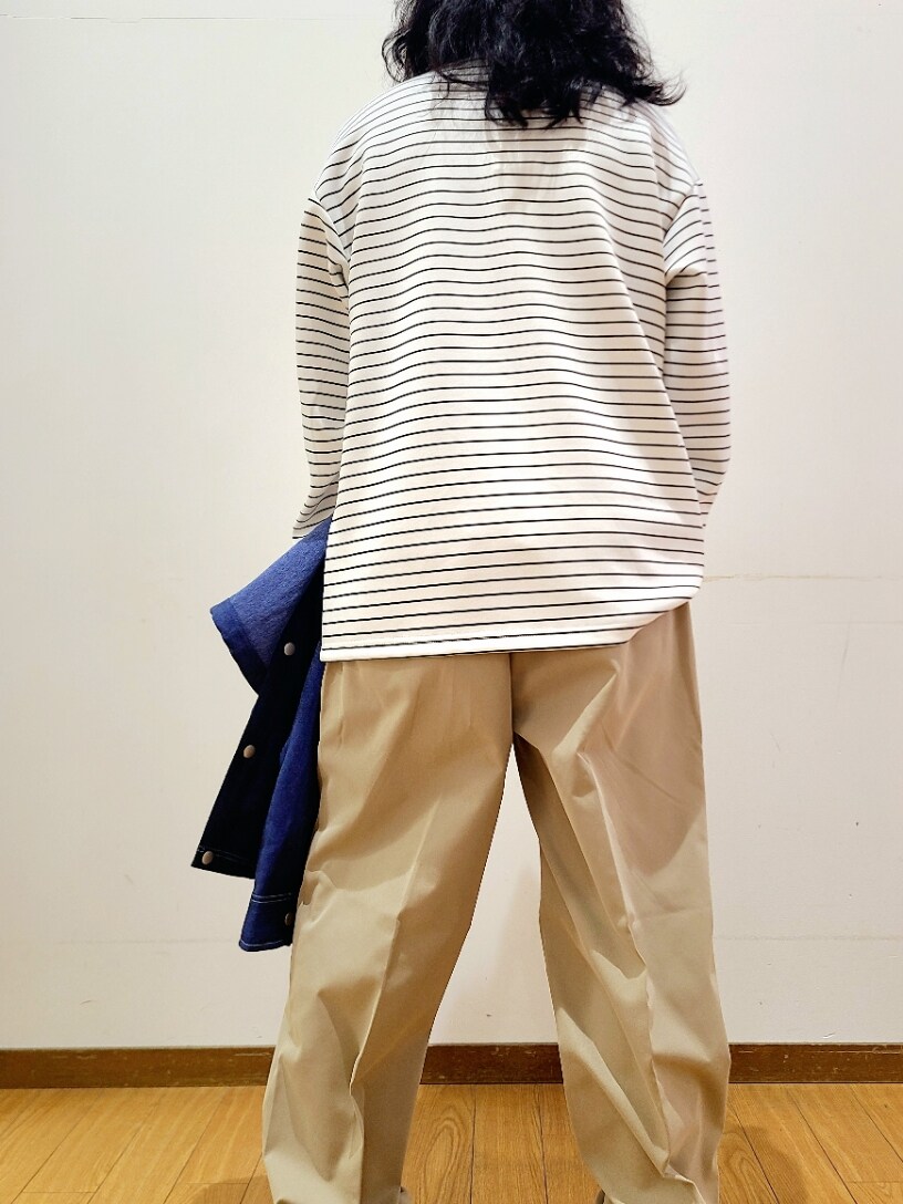 ブラック系のTシャツ/カットソー、ブルー系のブルゾン、ベージュ系のその他パンツを着用したメンズの春コーディネートの8枚目の写真