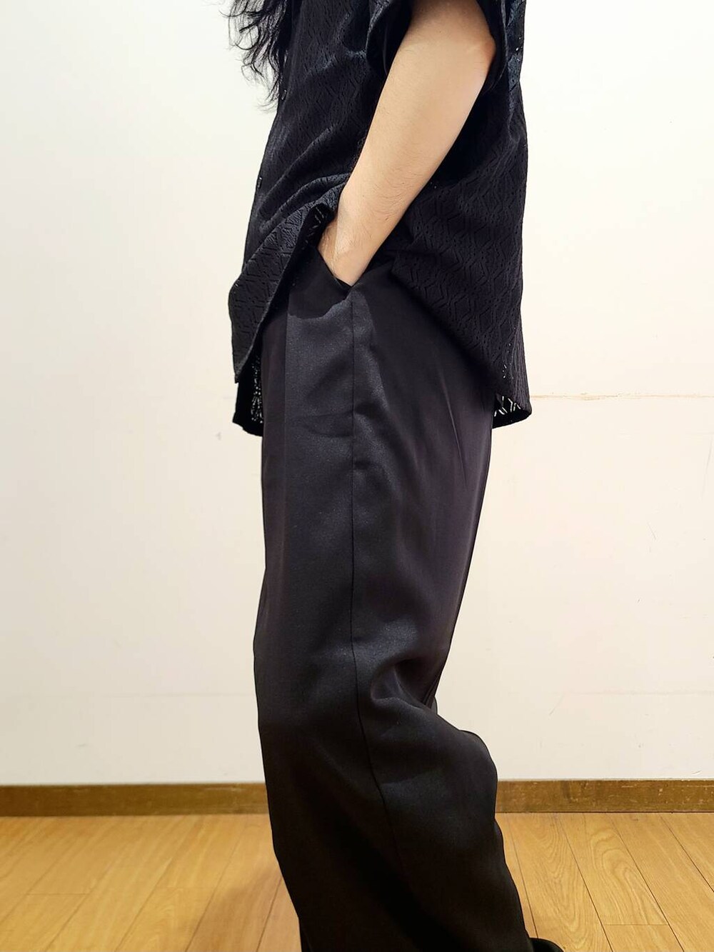 ブラック系のTシャツ/カットソー、ブラック系のその他パンツ、ブラック系のシャツ/ブラウスを着用したメンズの夏コーディネートの7枚目の写真