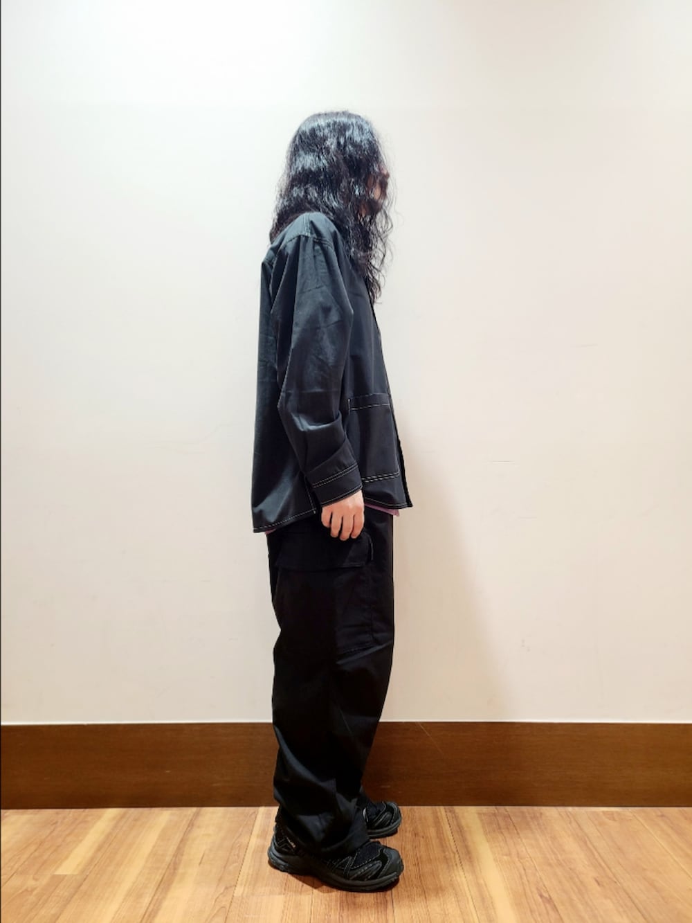 ブラック系のシャツ/ブラウス、ブラック系のその他パンツを着用したメンズの秋コーディネートの2枚目の写真