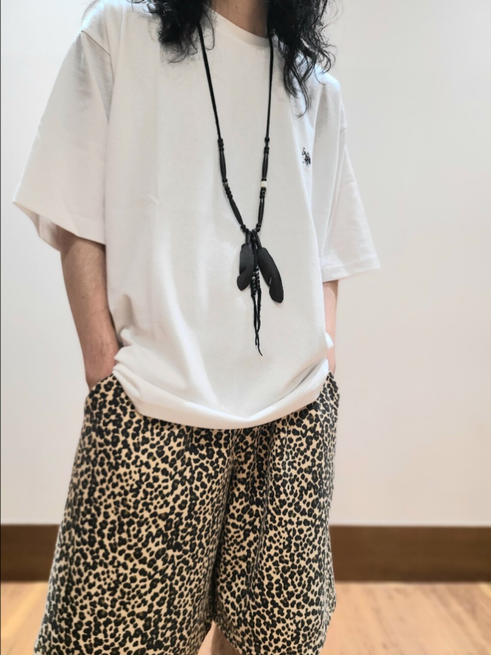 ホワイト系のTシャツ/カットソーを着用したメンズの夏コーディネートの6枚目の写真