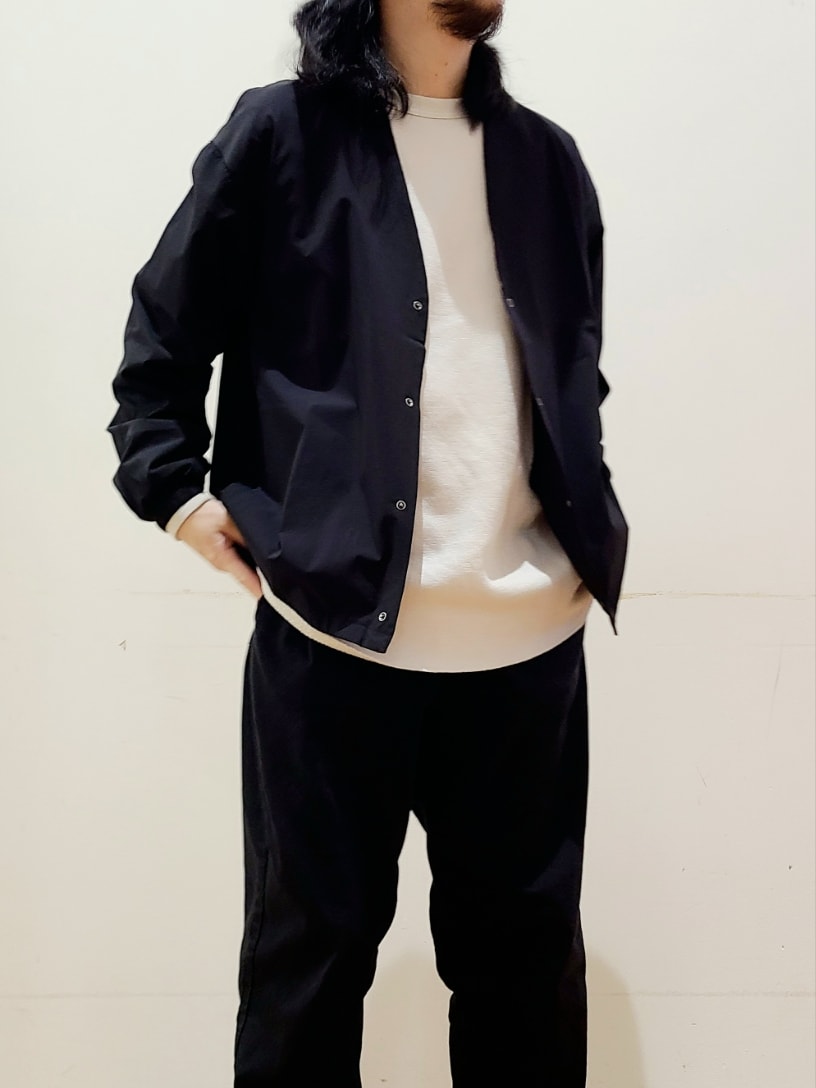 ブラック系のその他アウター、ブラック系のその他パンツ、ブラック系のキャップを着用したメンズの冬コーディネートの5枚目の写真