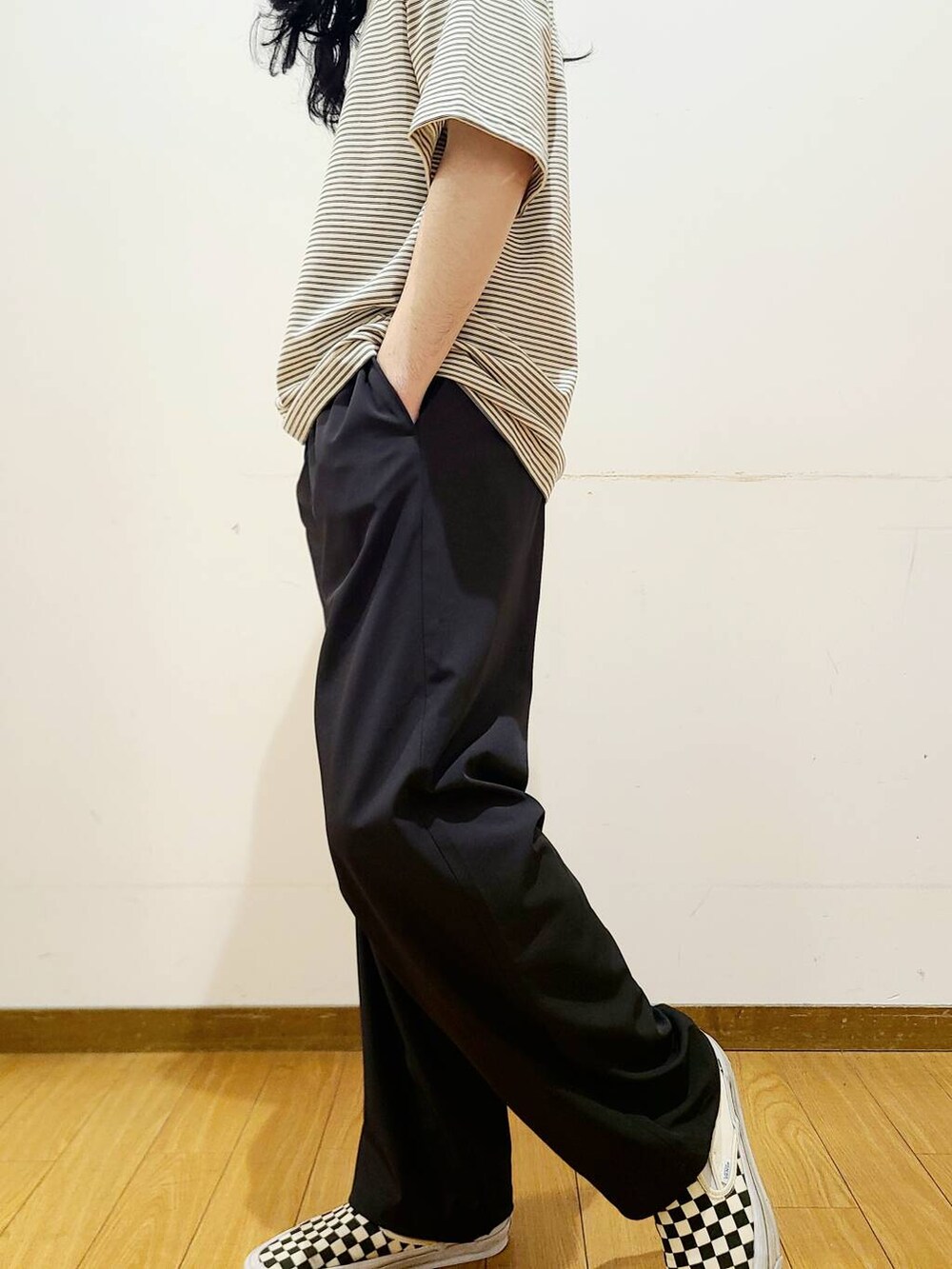 ブラック系のその他パンツ、ホワイト系のTシャツ/カットソーを着用したメンズの夏コーディネートの5枚目の写真