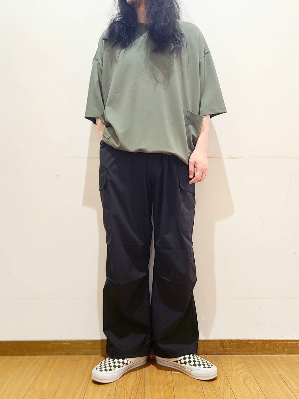 ブラック系のスニーカー、ブラック系のその他パンツ、グリーン系のTシャツ/カットソーを着用したメンズの春コーディネートの8枚目の写真