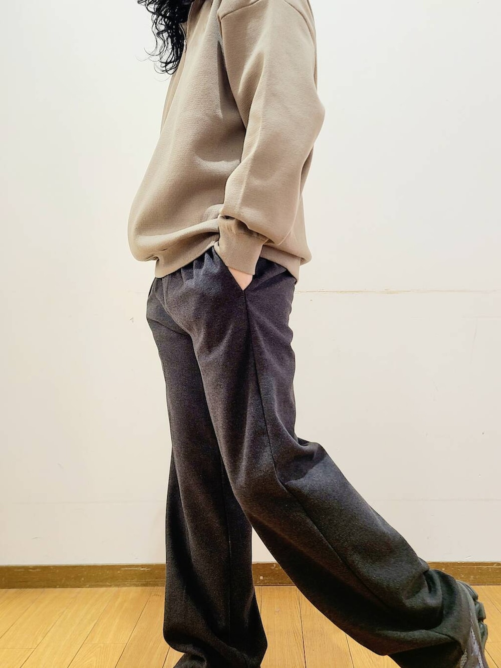 ブラック系のその他パンツ、ベージュ系のニット/セーターを着用したメンズの秋コーディネートの5枚目の写真