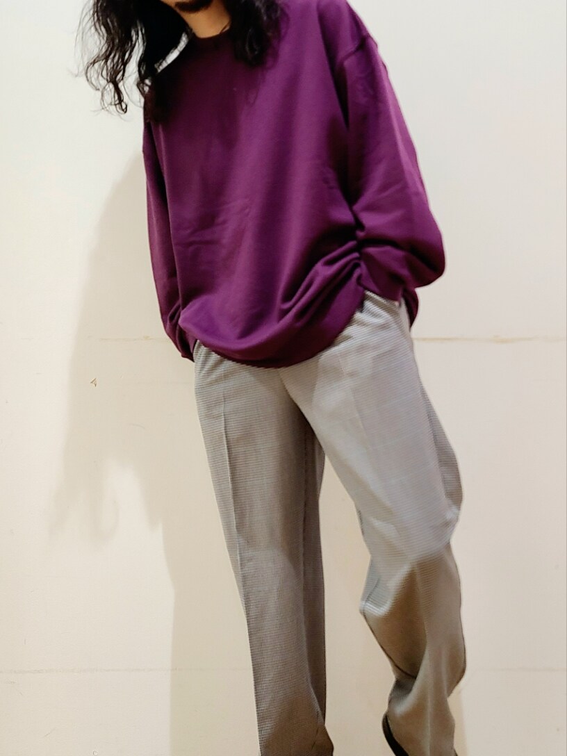 パープル系のスウェット、その他のその他パンツを着用したメンズの秋コーディネートの6枚目の写真