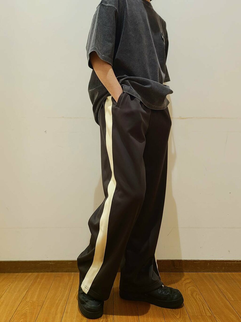 ブラウン系のその他パンツ、ブラック系のTシャツ/カットソー、グリーン系のメガネを着用したメンズの春コーディネートの5枚目の写真