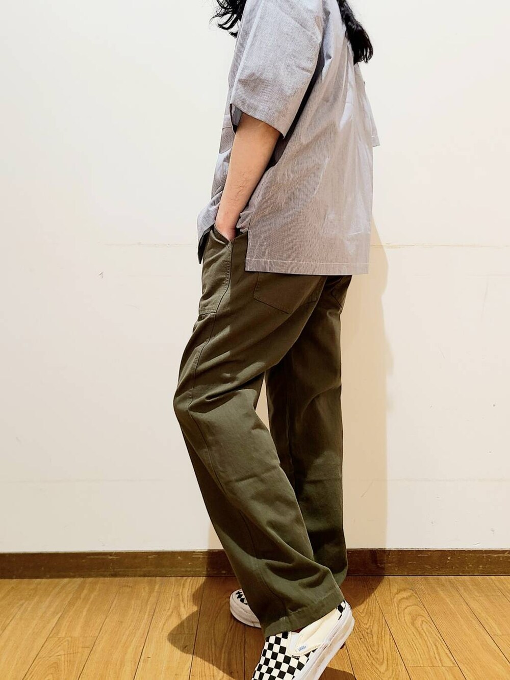 グリーン系のその他パンツ、ブラック系のTシャツ/カットソーを着用したメンズの春コーディネートの4枚目の写真