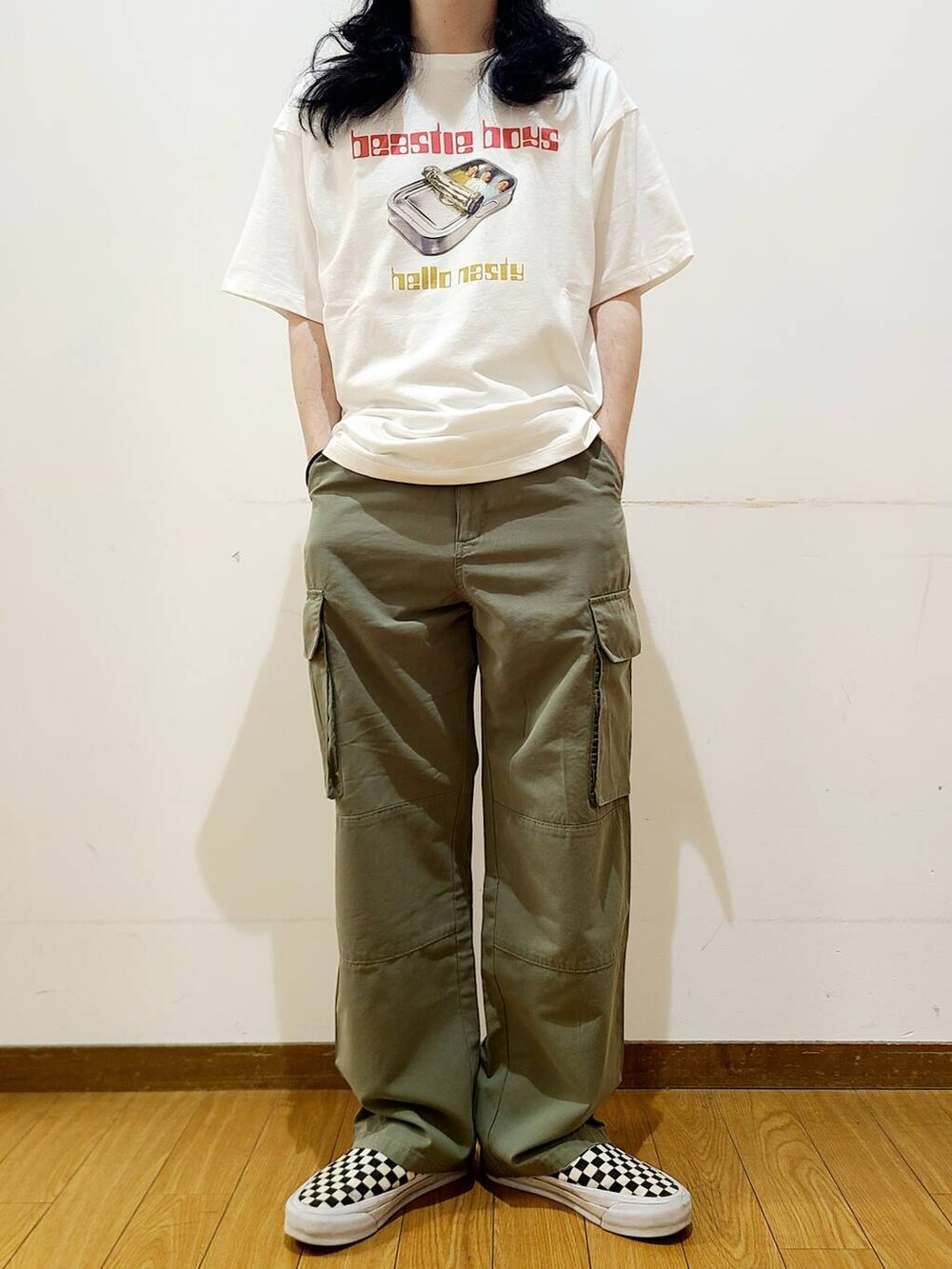 グリーン系のその他パンツ、ホワイト系のTシャツ/カットソー、イエロー系のメガネを着用したメンズの夏コーディネートの4枚目の写真