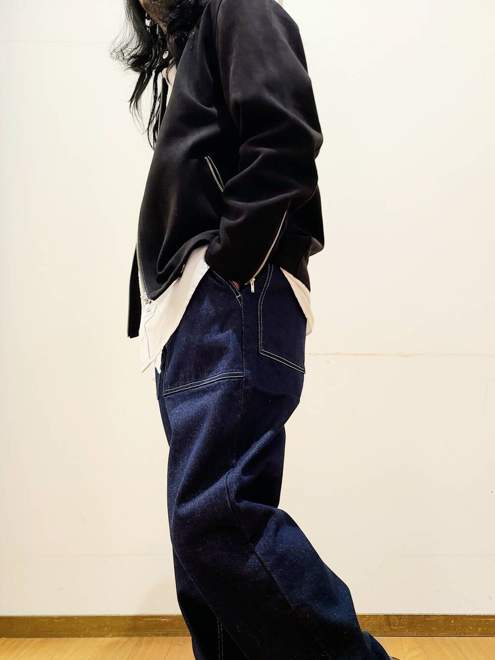 ホワイト系のシャツ/ブラウス、ブルー系のその他パンツを着用したメンズの冬コーディネートの7枚目の写真