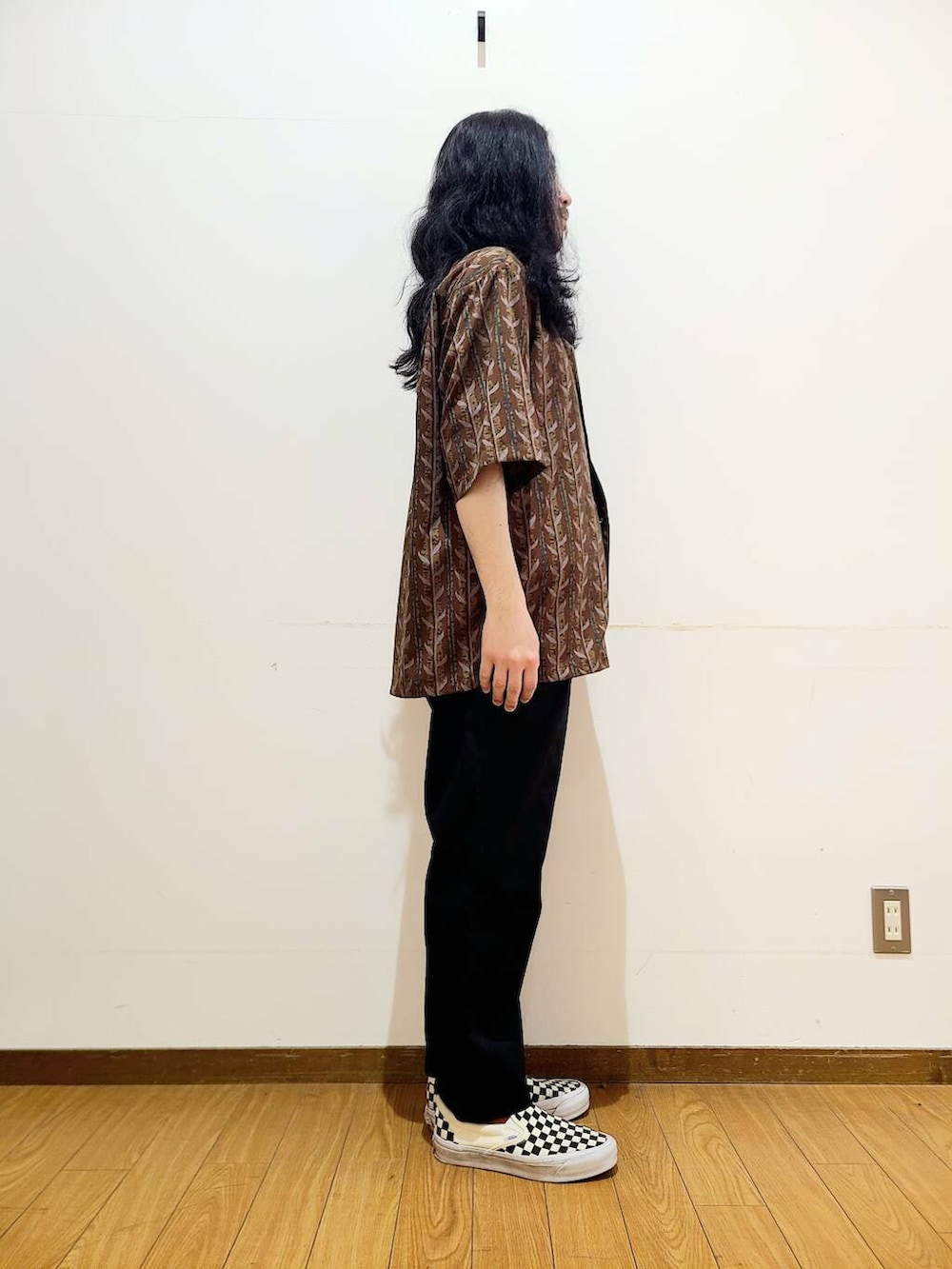 ブラック系のその他パンツ、ホワイト系のTシャツ/カットソー、ブラウン系のシャツ/ブラウスを着用したメンズの春コーディネートの2枚目の写真