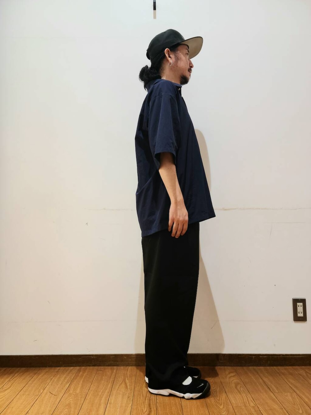 ブルー系のポロシャツ、ホワイト系のTシャツ/カットソー、ブラック系のその他パンツを着用したメンズの夏コーディネートの2枚目の写真