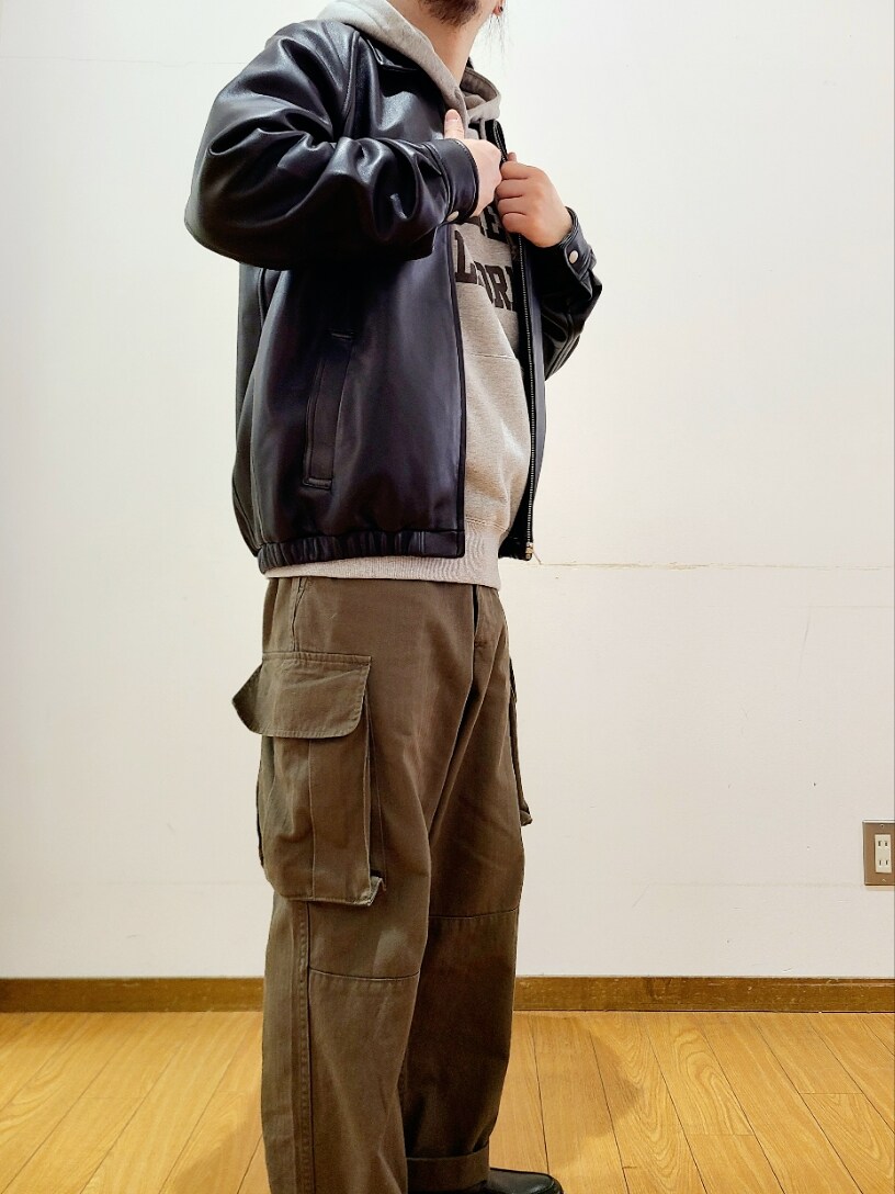 「低身長、低身長コーデ、低身長男子、ファッションを楽しもう、ITEMS URBANRESEARCH、アイテムズアーバンリサーチ、レザー、ブルゾン、カーゴパンツ、ロゴパーカー、チャンピオン パーカー、Champion、ローファー、キャップ」｜「ITEMS URBANRESEARCHのラムレザー ZIP UP ジャケット（ライダースジャケット、ブラック系）」を使った、アライタカノリさん（メンズ・164cm）の秋コーディネートの7枚目の写真