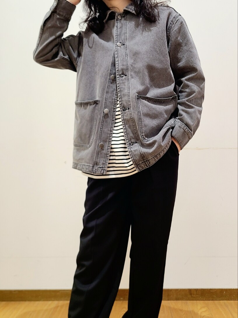 ブラック系のデニムジャケット、ブラック系のその他パンツを着用したメンズの秋コーディネートの5枚目の写真