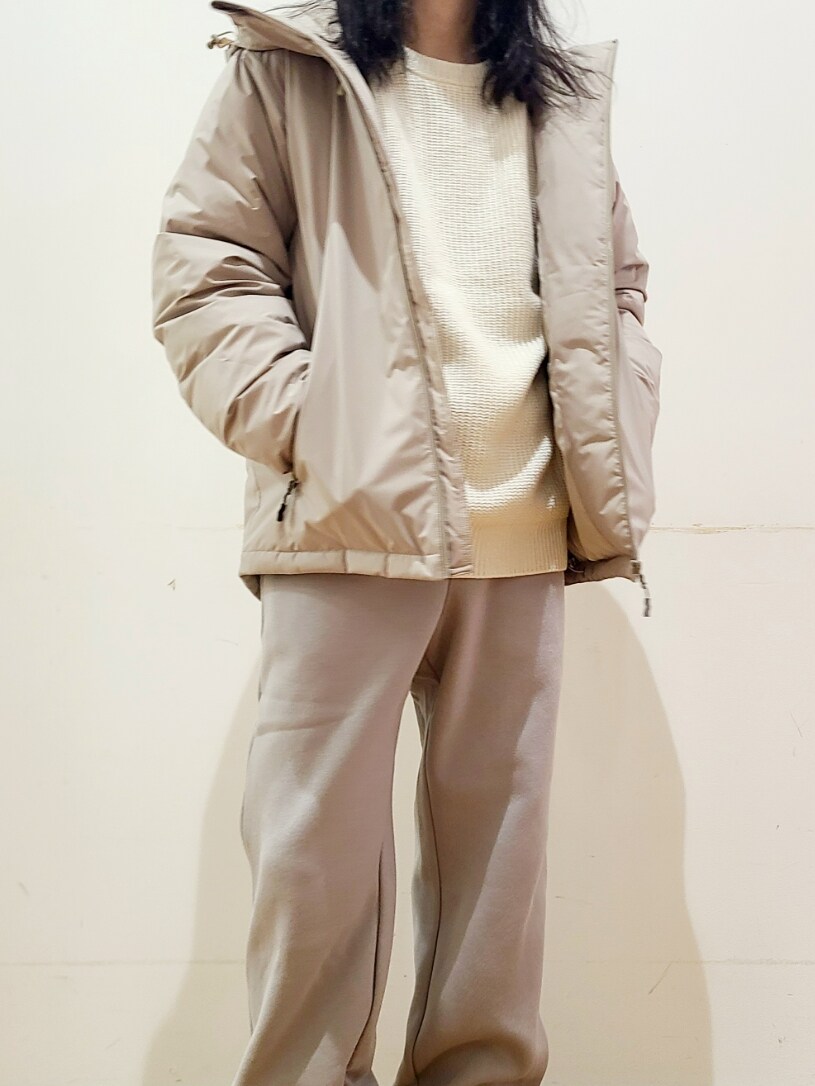 ホワイト系のニット/セーター、グレー系のスウェットパンツ、ベージュ系のダウンジャケット/コートを着用したメンズの冬コーディネートの5枚目の写真