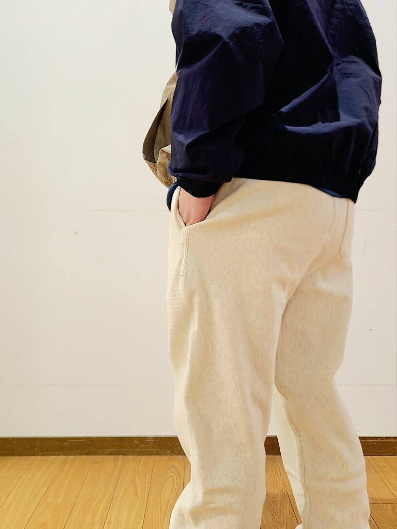 ブルー系のブルゾン、ブルー系のTシャツ/カットソー、ベージュ系のその他パンツを着用したメンズの春コーディネートの8枚目の写真