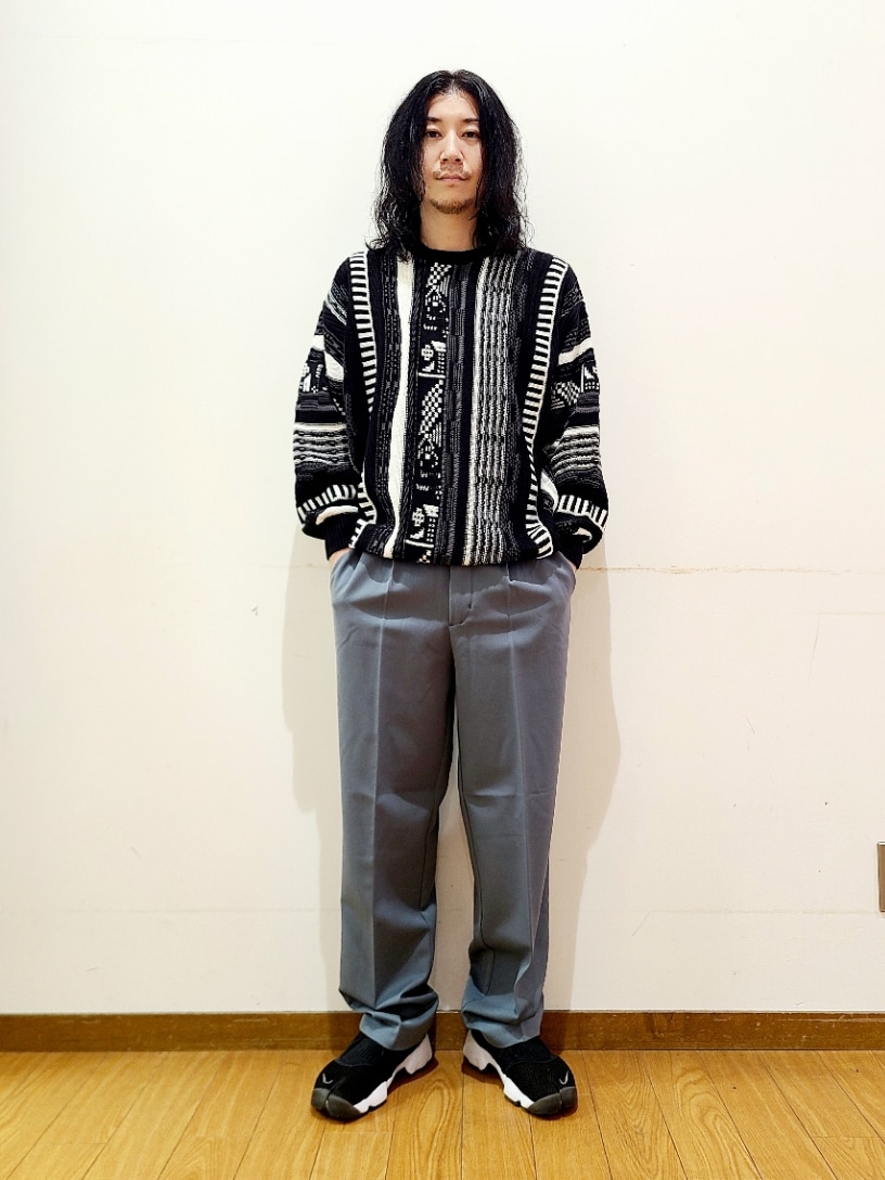 ブラック系のニット/セーター、グリーン系のその他パンツを着用したメンズの秋コーディネートの2枚目の写真