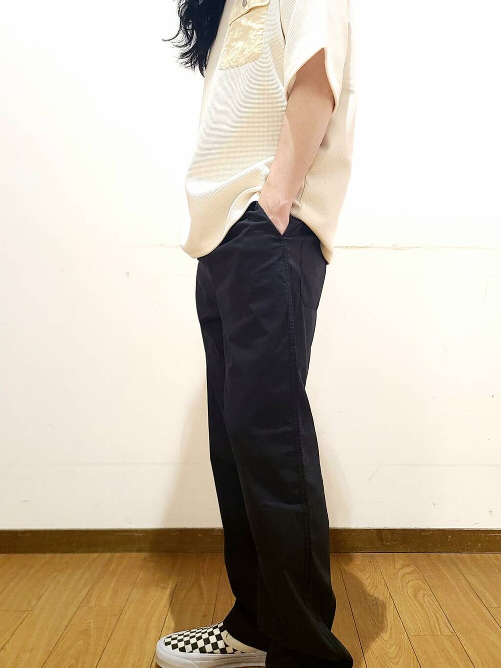 ブラック系のスニーカー、ホワイト系のTシャツ/カットソーを着用したメンズの春コーディネートの5枚目の写真