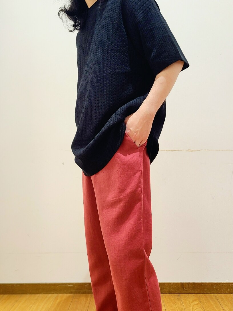 ブラック系のニット/セーター、ブラック系のTシャツ/カットソー、レッド系のその他パンツを着用したメンズの夏コーディネートの3枚目の写真