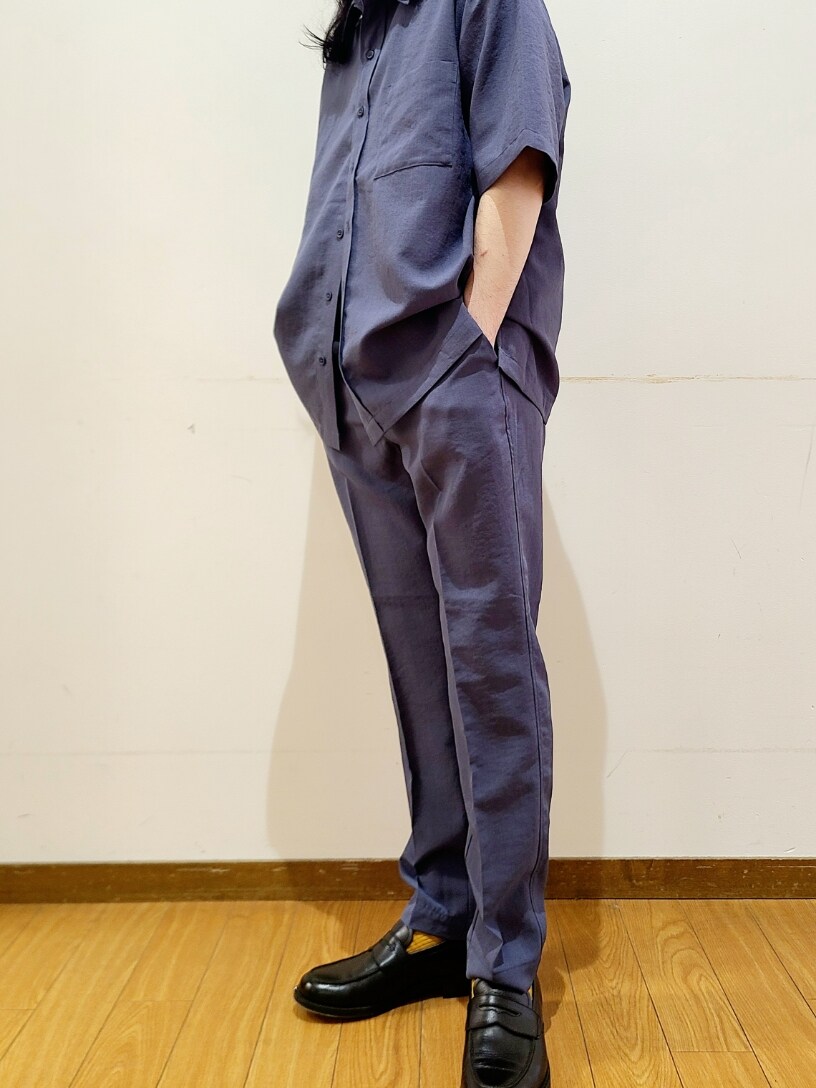 ブラック系のTシャツ/カットソー、ブルー系のシャツ/ブラウス、ブルー系のその他パンツを着用したメンズの春コーディネートの4枚目の写真