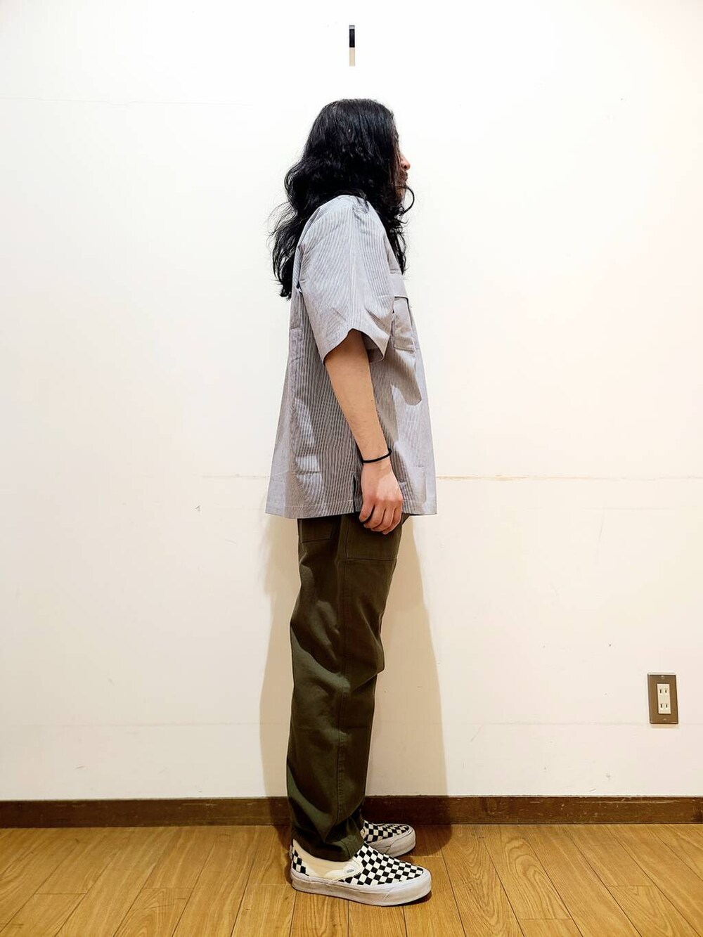 グリーン系のその他パンツ、ブラック系のTシャツ/カットソーを着用したメンズの春コーディネートの2枚目の写真