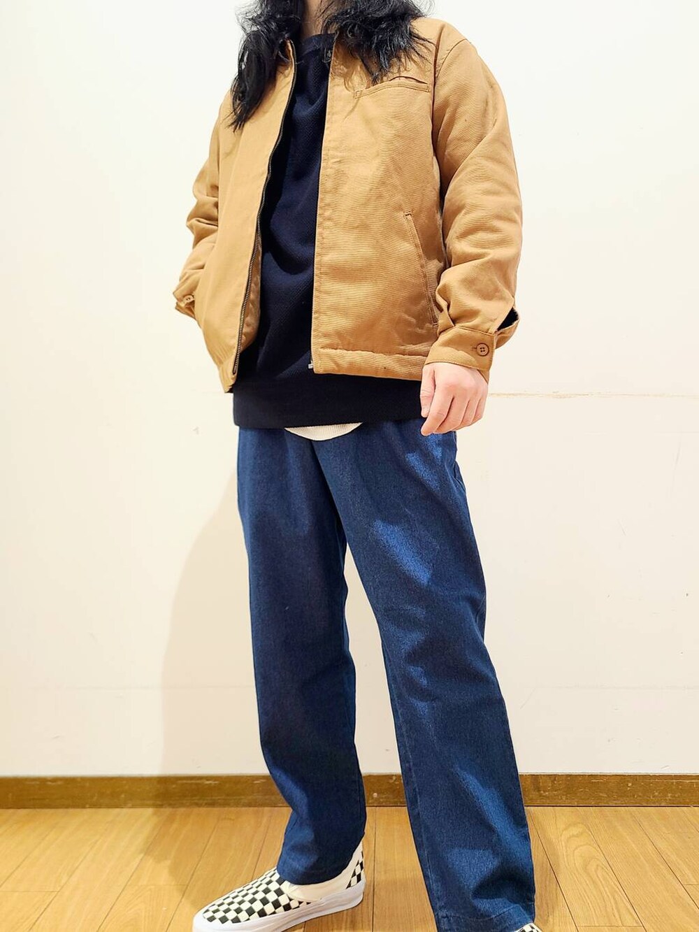 イエロー系のその他アウター、ブラック系のスニーカー、ブルー系のその他パンツを着用したメンズの冬コーディネートの4枚目の写真