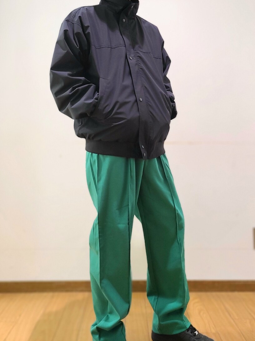 ホワイト系のTシャツ/カットソー、グリーン系のその他パンツを着用したメンズの冬コーディネートの6枚目の写真