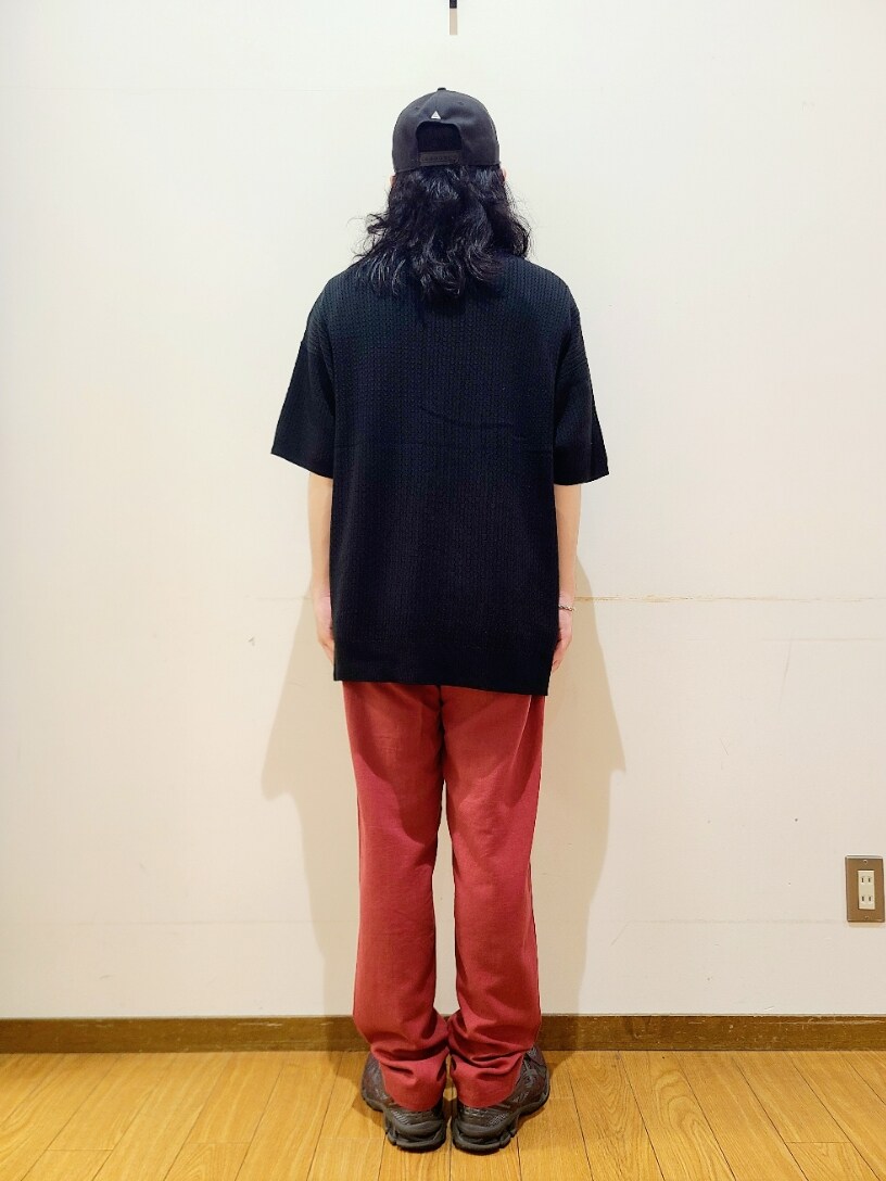 ブラック系のニット/セーター、ブラック系のTシャツ/カットソー、レッド系のその他パンツを着用したメンズの夏コーディネートの2枚目の写真