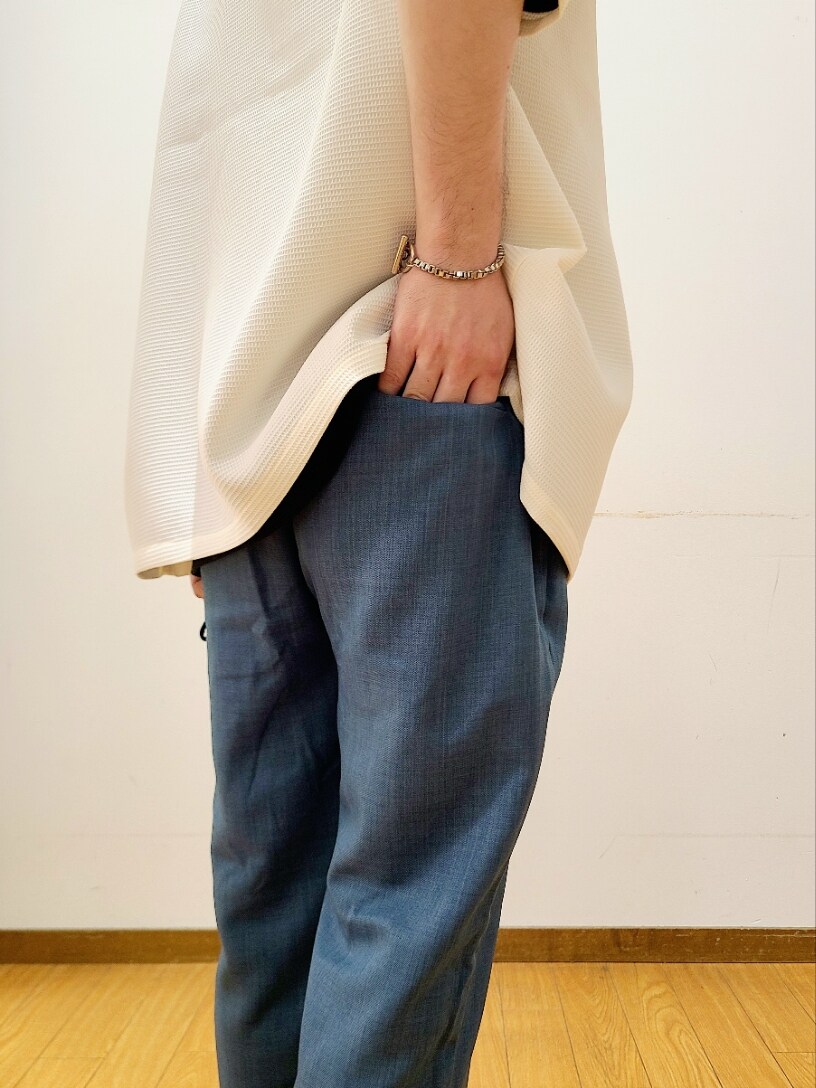 ホワイト系のシャツ/ブラウス、ブルー系のその他パンツを着用したメンズの夏コーディネートの5枚目の写真