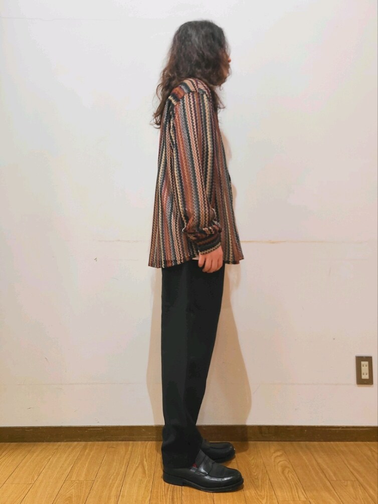 レッド系のシャツ/ブラウス、ホワイト系のTシャツ/カットソー、ブラック系のその他パンツを着用したメンズの春コーディネートの2枚目の写真