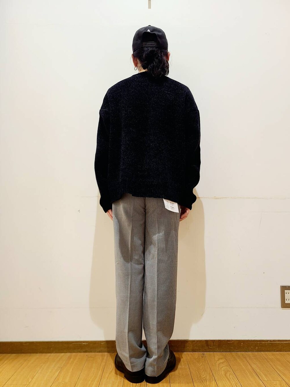 その他のその他パンツ、ブラック系のニット/セーターを着用したメンズの秋コーディネートの3枚目の写真