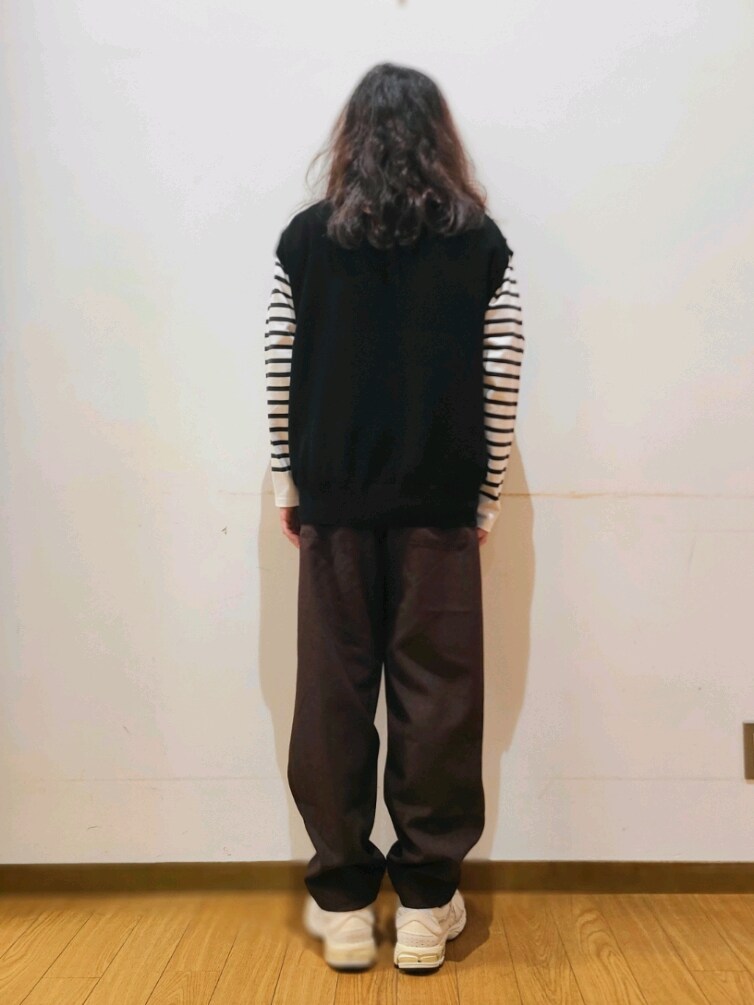 ブラック系のベスト、ブラック系のTシャツ/カットソー、ブラウン系のその他パンツを着用したメンズの春コーディネートの3枚目の写真