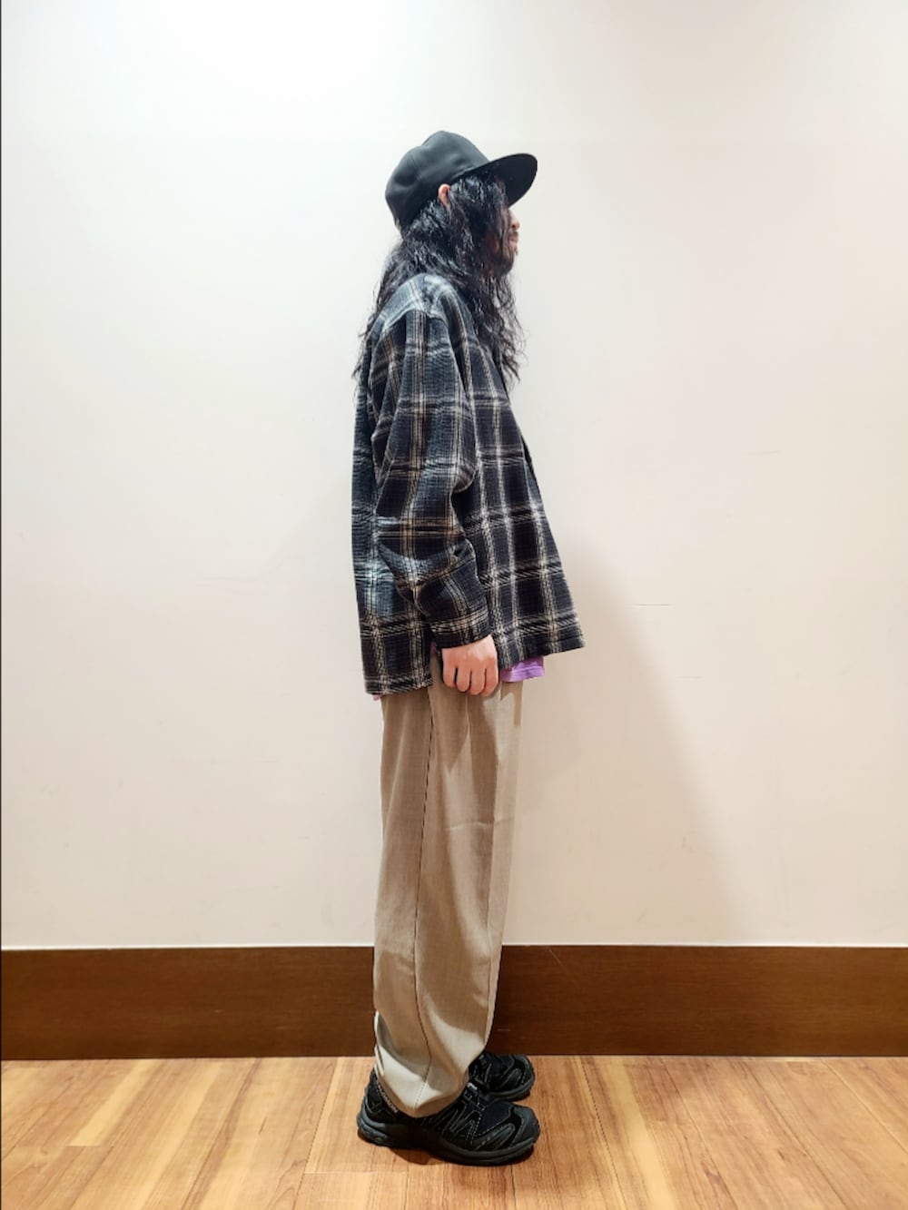 ブラック系のシャツ/ブラウス、ベージュ系のその他パンツを着用したメンズの秋コーディネートの2枚目の写真