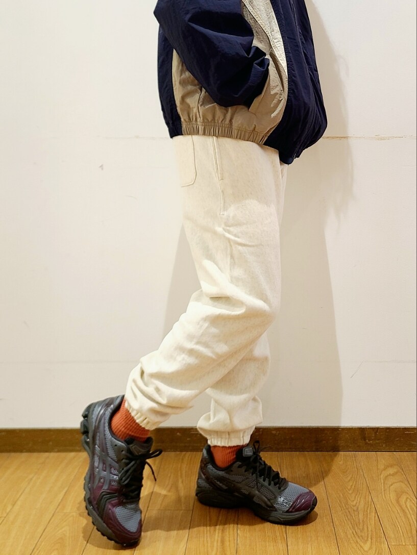 ブルー系のブルゾン、ブルー系のTシャツ/カットソー、ベージュ系のその他パンツを着用したメンズの春コーディネートの6枚目の写真