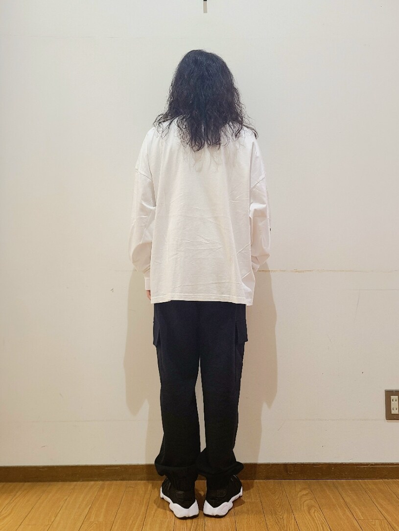 ブラック系のスウェットパンツ、ブラック系のスニーカーを着用したメンズの夏コーディネートの3枚目の写真