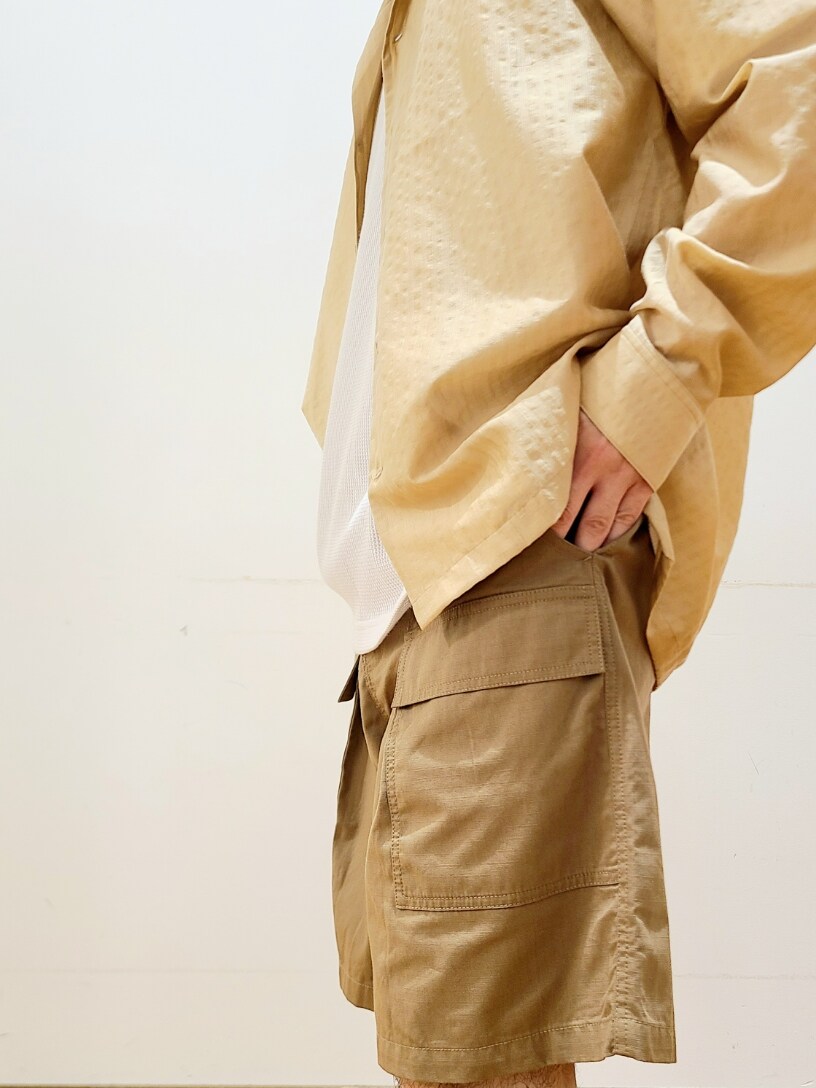 グリーン系のその他パンツを着用したメンズの夏コーディネートの7枚目の写真