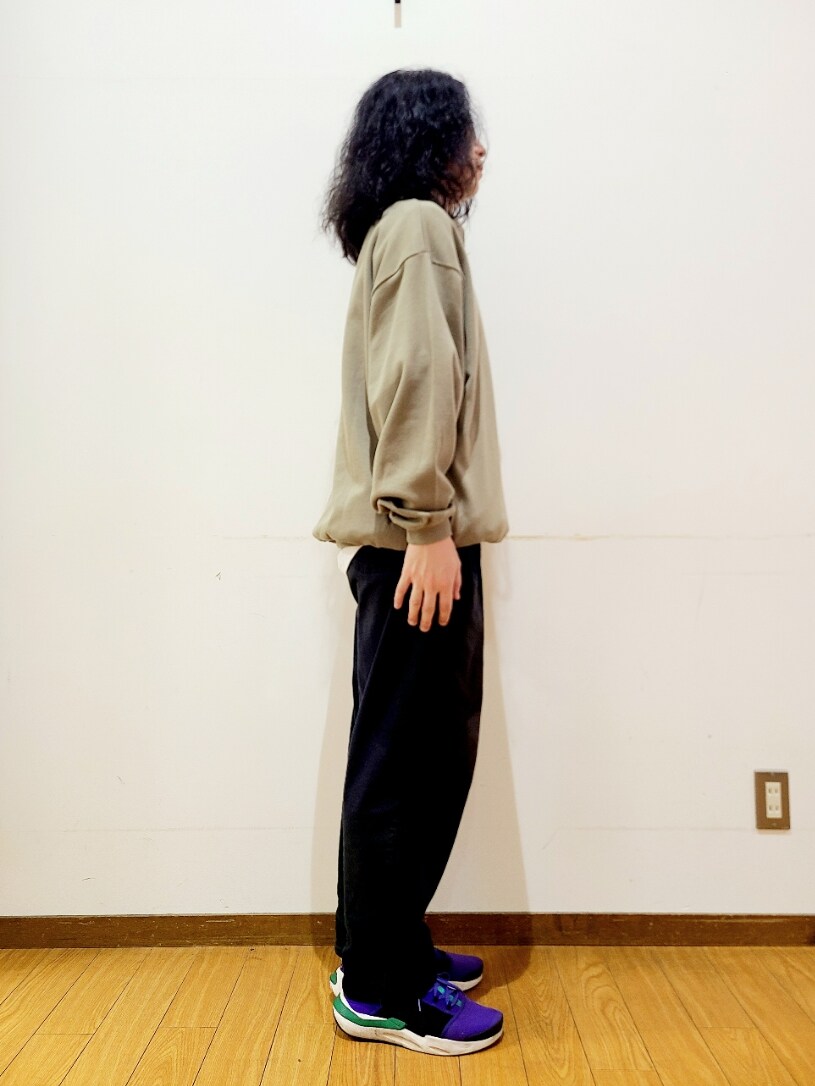 グリーン系のスウェット、ブラック系のその他パンツを着用したメンズの秋コーディネートの2枚目の写真