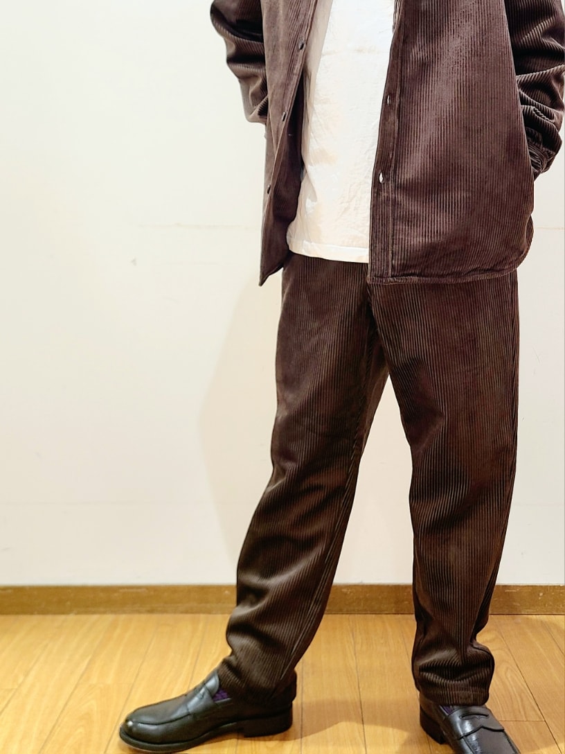 ブラウン系のシャツ/ブラウス、ブラウン系のその他パンツを着用したメンズの秋コーディネートの4枚目の写真