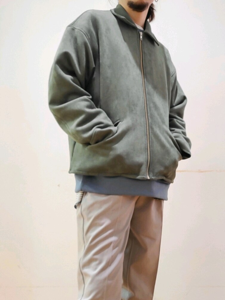 ブルー系のスウェット、グレー系のその他パンツを着用したメンズの冬コーディネートの4枚目の写真