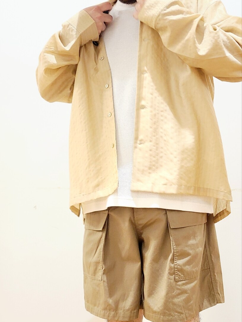 グリーン系のその他パンツを着用したメンズの夏コーディネートの5枚目の写真