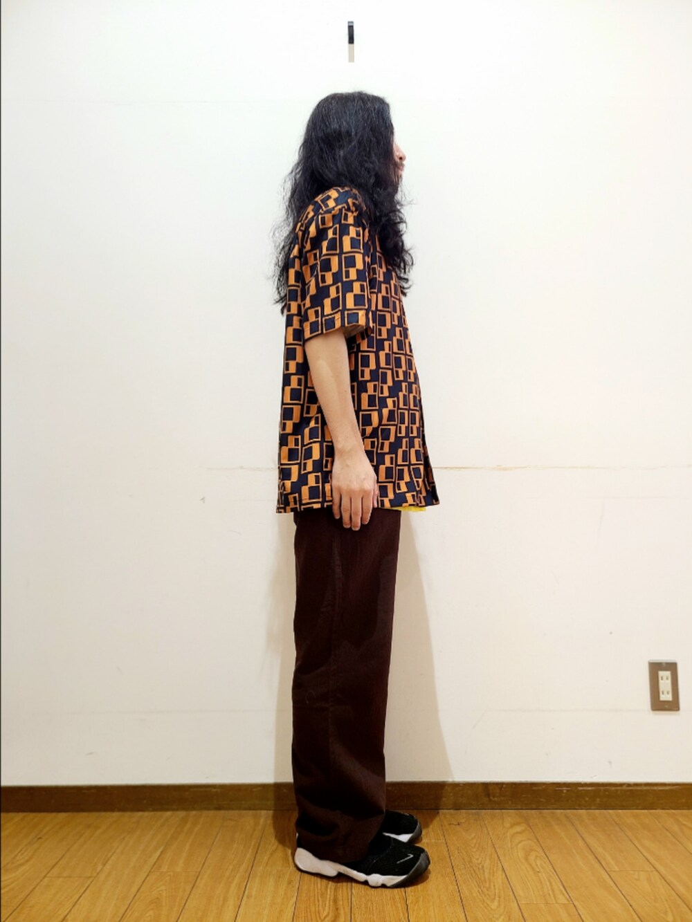 ブルー系のシャツ/ブラウス、ブラウン系のその他パンツを着用したメンズの夏コーディネートの2枚目の写真