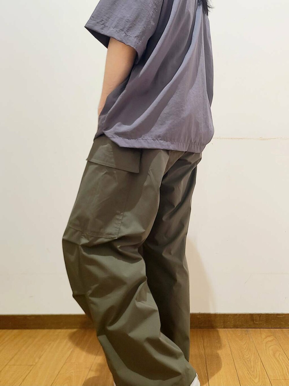 ブラック系のスニーカー、グリーン系のその他パンツ、グレー系のポロシャツを着用したメンズの春コーディネートの7枚目の写真