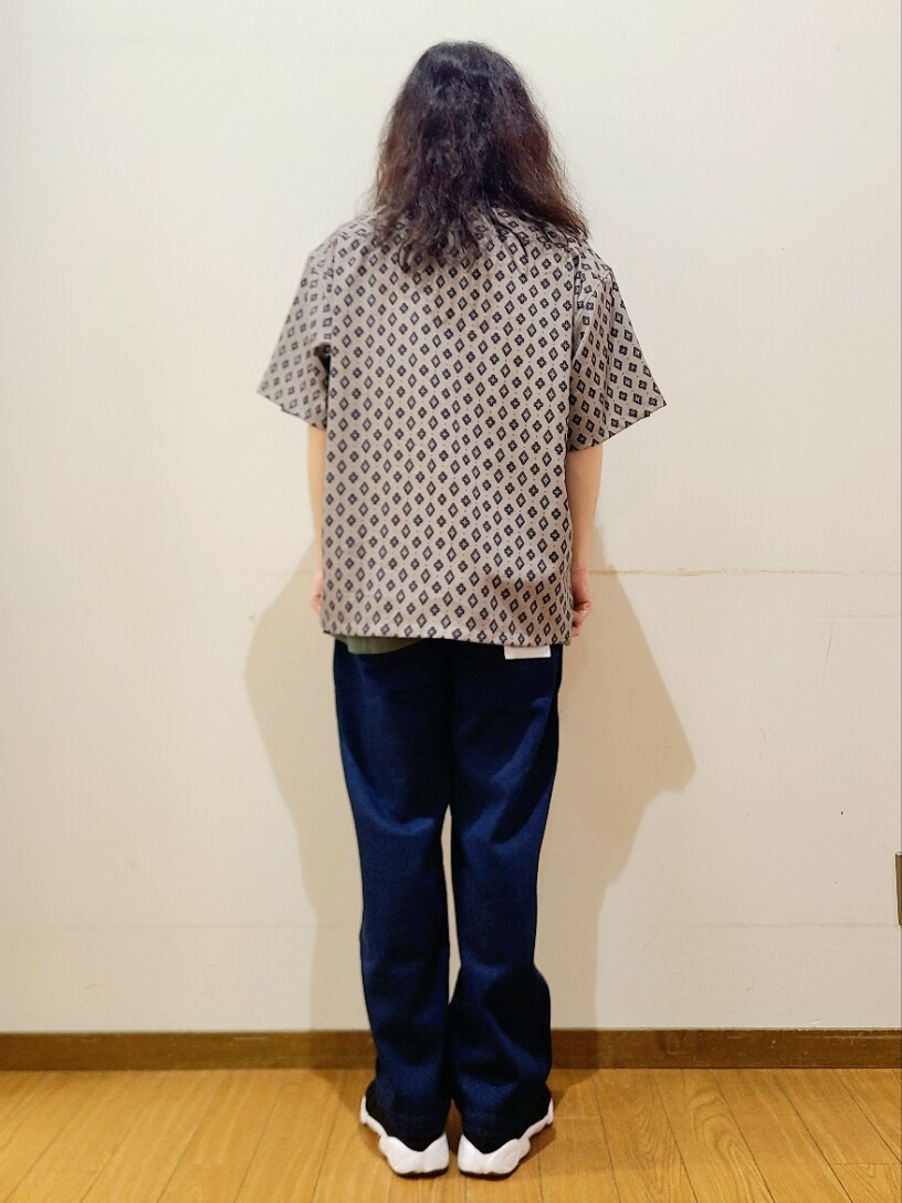 グレー系のシャツ/ブラウス、ブルー系のデニムパンツ、グリーン系のTシャツ/カットソーを着用したメンズの夏コーディネートの3枚目の写真