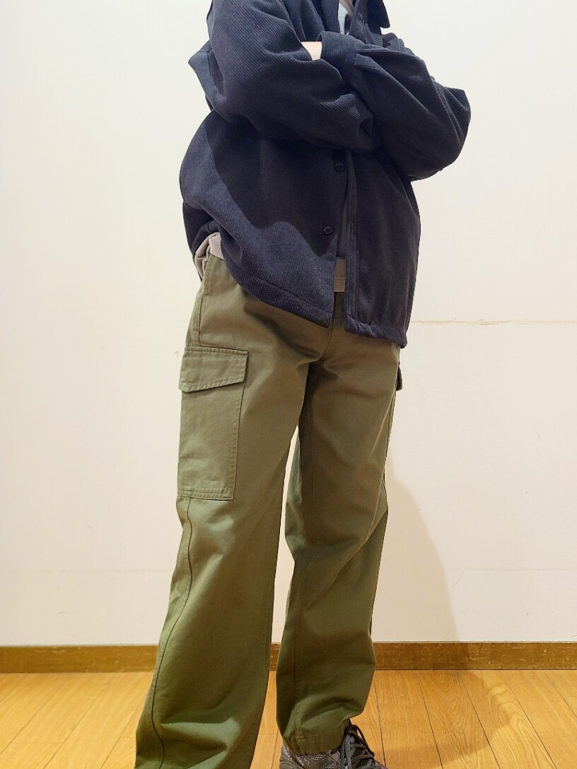 ブラウン系のその他アウター、ブラック系のその他アウター、グリーン系のその他パンツを着用したメンズの冬コーディネートの4枚目の写真