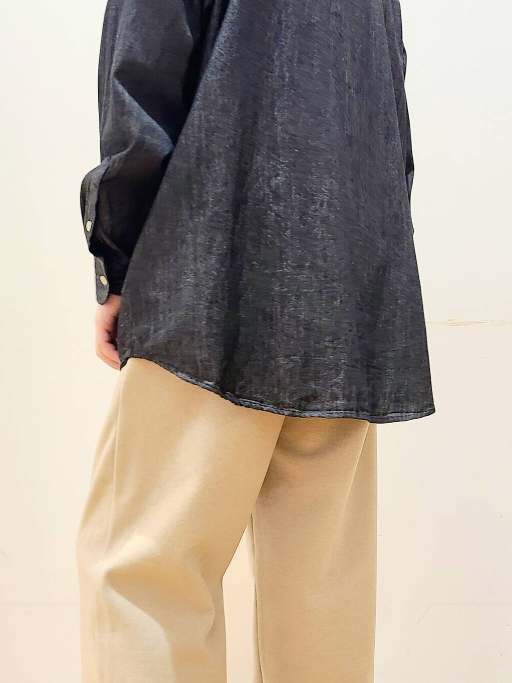 ベージュ系のその他パンツ、ブラック系のシャツ/ブラウス、ベージュ系のキャップを着用したメンズの秋コーディネートの6枚目の写真