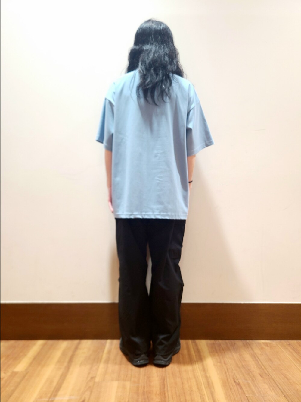 ブルー系のTシャツ/カットソー、ブラック系のその他パンツを着用したメンズの夏コーディネートの3枚目の写真